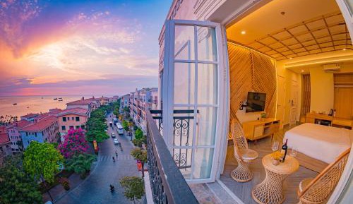 Deluxe Double Room with Balcony and Sea View