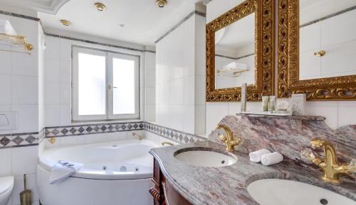 Deluxe Double Room with Spa Bath 