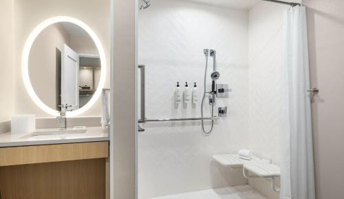 Studio Queen Suite with Two Queen Beds with Roll-in Shower – Mobility and Hearing Accessible