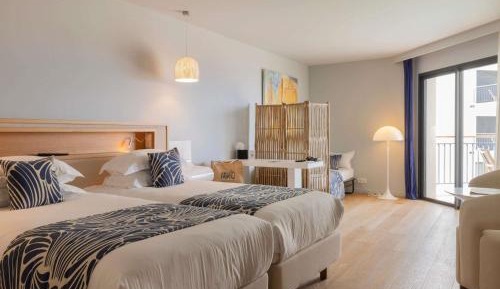 Superior Double or Twin Suite and Sea and Pool View