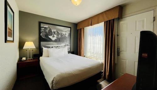 Queen Suite with Exterior Access and Parking Spot - Non-Smoking