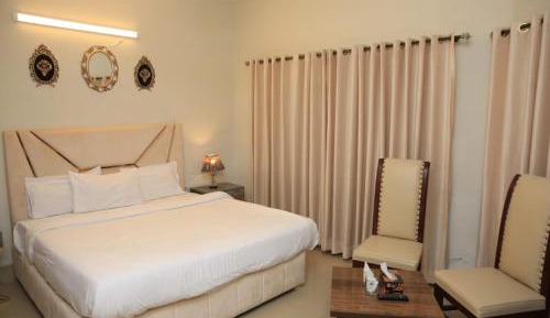Deluxe Double Room (2 Adults + 1 Child)