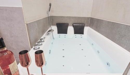 Studio with Spa Bath