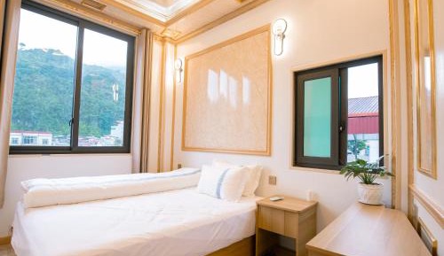 Deluxe Double Room (2 Adults + 1 Child)