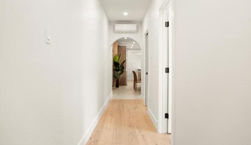 Five-Bedroom Deluxe Apartment