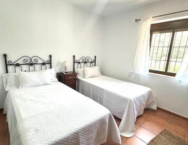 Standard Twin Room with Mountain View