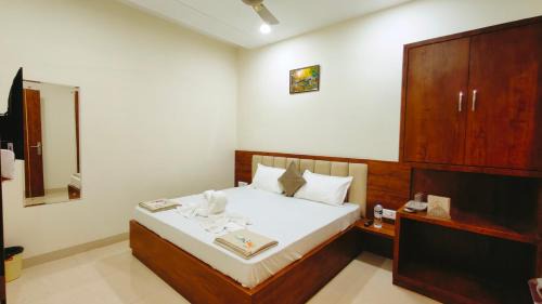 Deluxe Double Room (2 Adults + 1 Child)