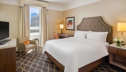Deluxe Queen Room with City or Courtyard View
