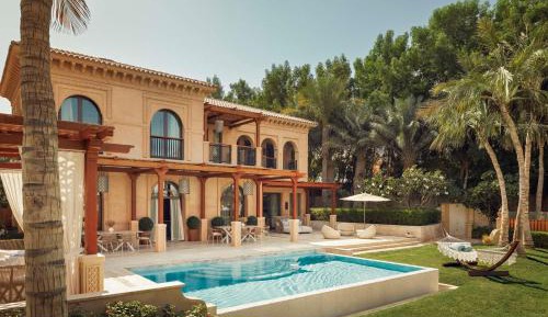 Three Bedroom Beachfront Villa with Waterpark Access