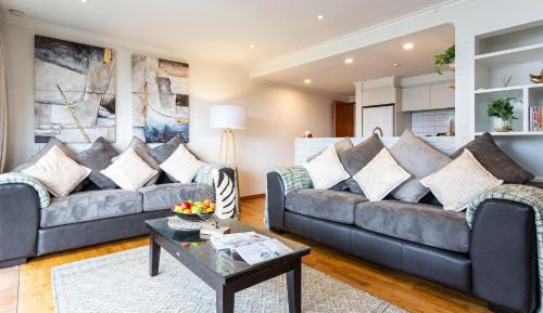 Two-Bedroom Apartment with Lake View