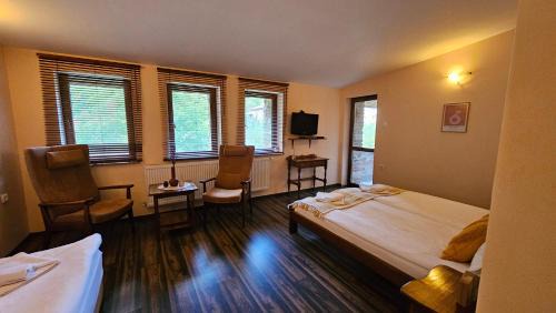 Deluxe Double Room (2 Adults + 1 Child)