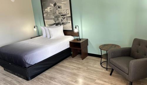 Queen Room with Bath Tub - Mobility Accessible/Non-Smoking