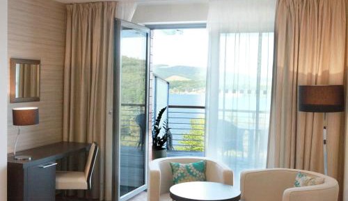 Deluxe Double Room with Lake View
