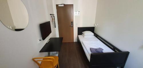 Single Room with Private Bathroom Outside Room in Hall