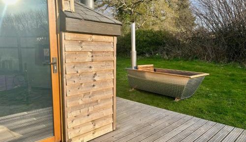 Cabin with outside bath