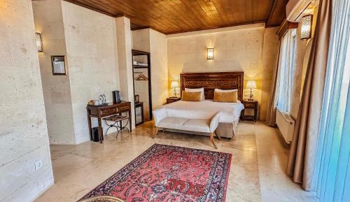 Deluxe Suite with Spa Bath