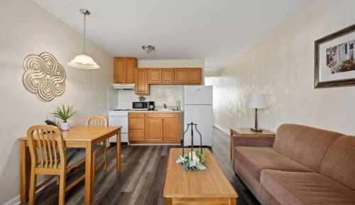 Deluxe Queen Suite