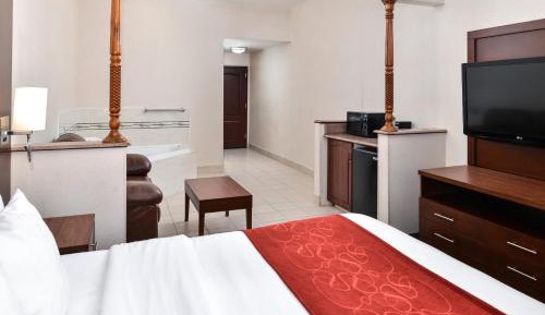 Suite, 1 King Bed with Hot Tub