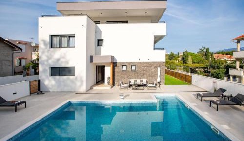 Deluxe Two-Bedroom Apartment with Garden View