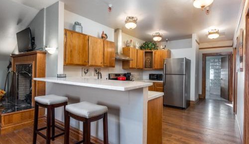 Four-Bedroom Apartment with Balcony 