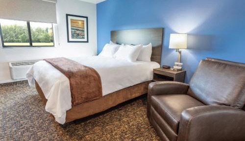 1 Queen Bed with Recliner