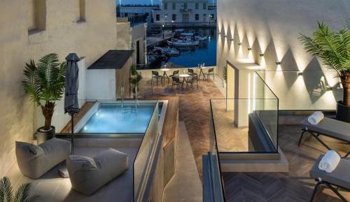 Deluxe Suite with Spa and Sea View