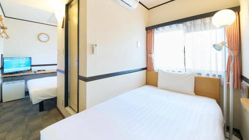 Standard Twin Room with a Shower & Bath Room between Beds - Smoking