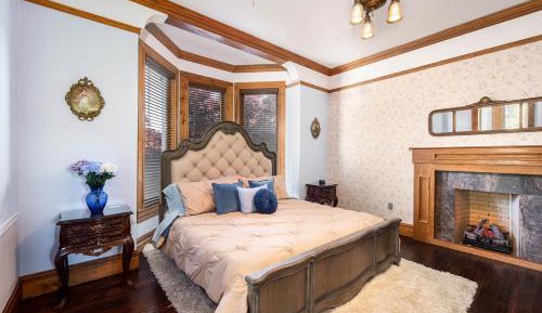 King Room with Roll-In Shower - Disability Access