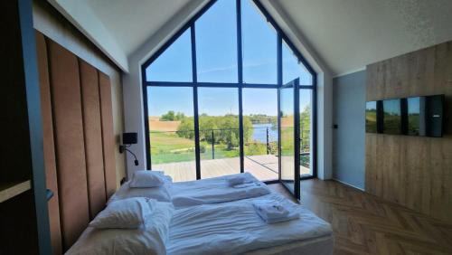 Apartment with Lake View