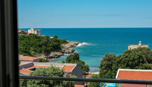 One-Bedroom Apartment with Sea View and Balcony
