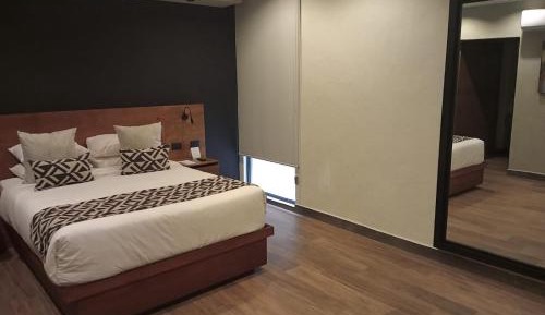 Queen Room with Shower with Grab Bars - Mobility Access/Non-Smoking