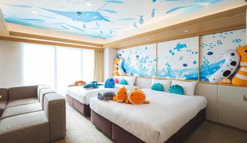 Superior Quadruple Room Aquarium theme