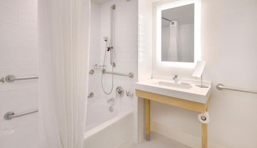 King Room with Balcony and Adapted Tub - Mobility Accessible