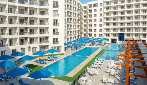 One-Bedroom Apartment with Pool View