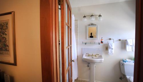 Queen with twin bed (Upstairs Room) 