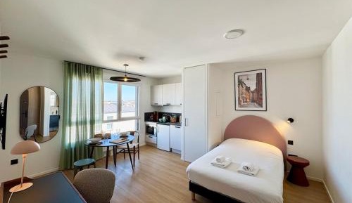 One-Bedroom Deluxe Apartment