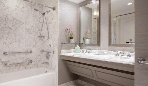 King Room with Adapted Tub, Balcony and Marina View - Mobility and Hearing Accessible