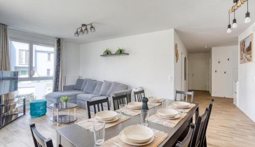 Four-Bedroom Apartment with Balcony 