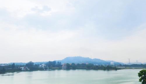 One-Bedroom Apartment with Lake View