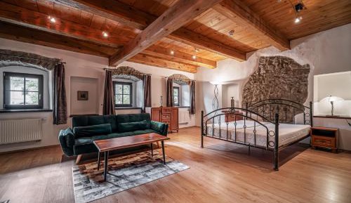 Deluxe Double Room (2 Adults + 1 Child)