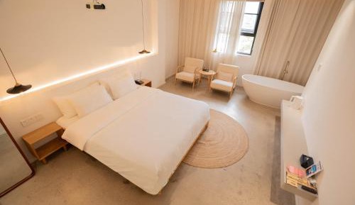 Deluxe Queen Room