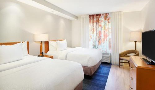 One-Bedroom Queen Suite with Sofa Bed and Adapted Tub - Mobility and Hearing Accessible