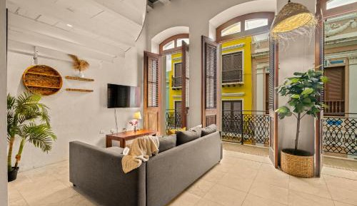 Five-Bedroom Deluxe Apartment