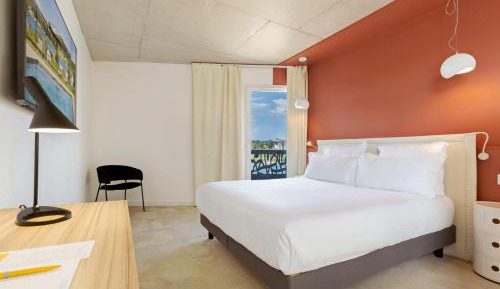 Junior Suite 1 Queen 1 Sofa Bed