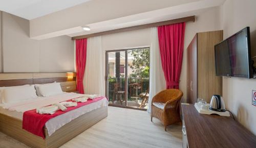 Deluxe Double Room (2 Adults + 1 Child)