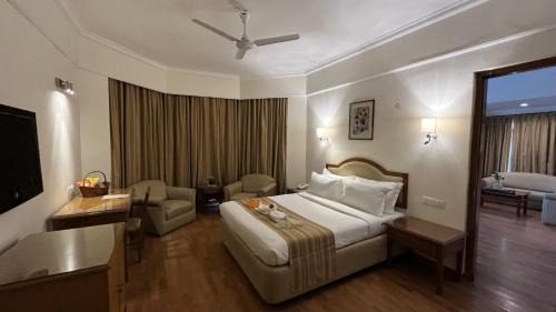 Deluxe Queen Suite with Early check-in and late check-out 2 hrs.  (Subject to availability), 2 pieces of ironing, 25% credit Spa