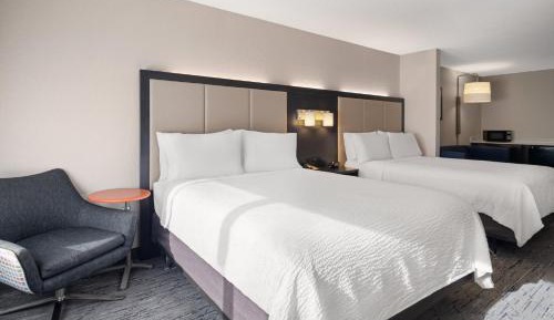 Standard Queen Room with Two Queen Beds and Mobility Accessible Tub