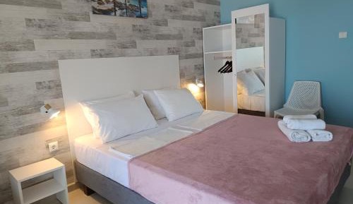 Deluxe Triple Room with Balcony and Sea View - Free Parking