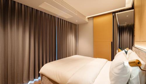 Premier Suite with Sky Garden and City View