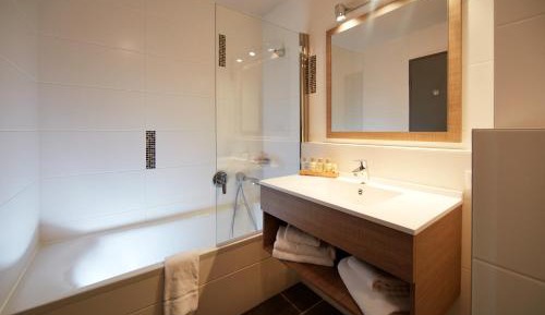 Five-Bedroom Apartment with Spa Access (11 Adults)